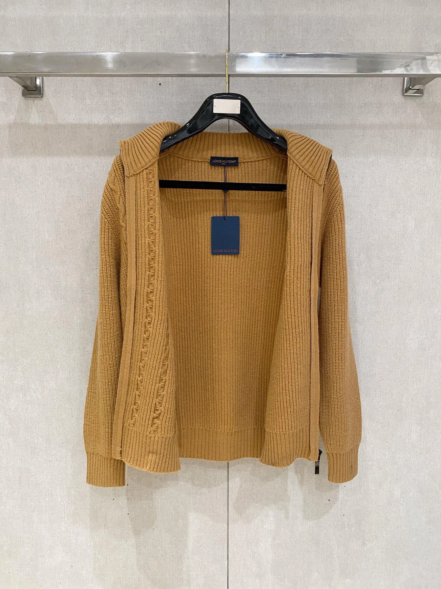 🅿️540 【LV Louis Vuitton】Autumn and winter classic cardigan sweater, in full condition! ! ! Wool blended fabric, the latest model in 2025, golden ratio! ! Slim-fitting soft gold, versatile and practical item, the combination and practicality are extremely powerful, simple and elegant, and classy! To create your own style, it is highly recommended to buy it in two colors. The standard slim fit tailoring process is suitable for both young and old men. It is knitted from wool and will not cause any discomfort! While keeping warm, it is stylish, textured and wearable, and the classic logo with contrasting colors on the chest feels in place! ! Recommended for regular customers! ! Size M-3XL (maximum wear: 190 pounds)
